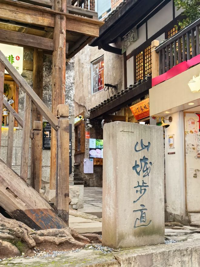 人潮揭秘本地人私藏路线与特别活动攻略麻将胡了试玩模拟器五一去重庆教你避开(图2)