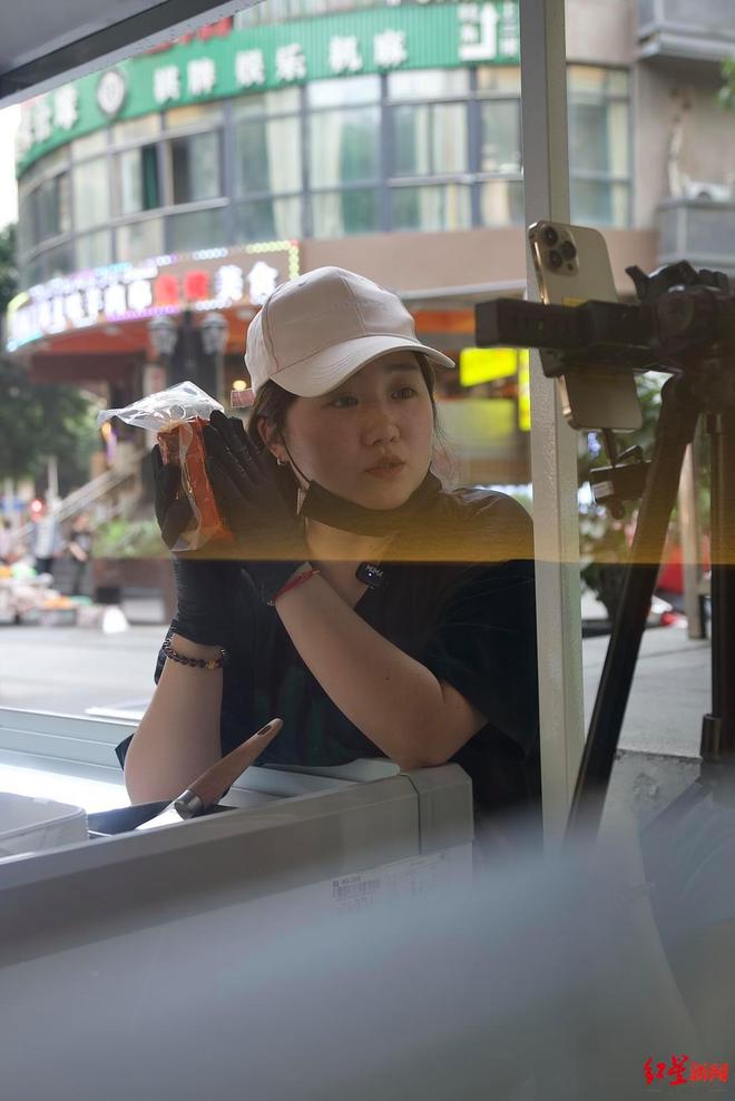 妈近况曝光！摆摊卖甜品想踏出重生第一步麻将胡了电子游戏“重庆姐弟坠亡案”妈(图9)