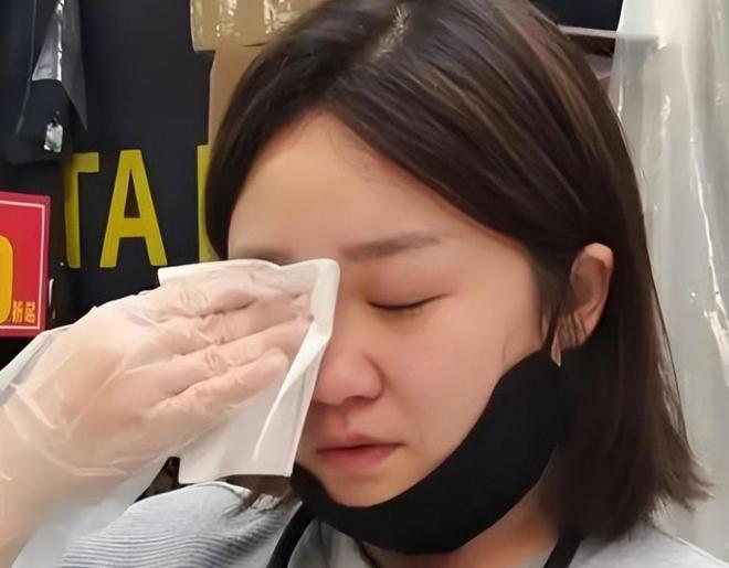妈近况曝光！摆摊卖甜品想踏出重生第一步麻将胡了电子游戏“重庆姐弟坠亡案”妈(图7)