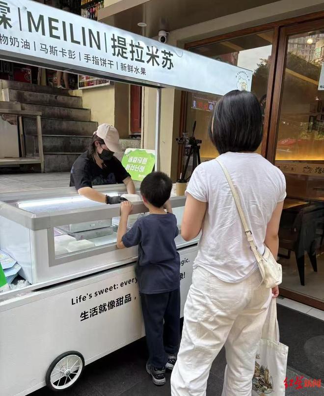 妈近况曝光！摆摊卖甜品想踏出重生第一步麻将胡了电子游戏“重庆姐弟坠亡案”妈(图2)
