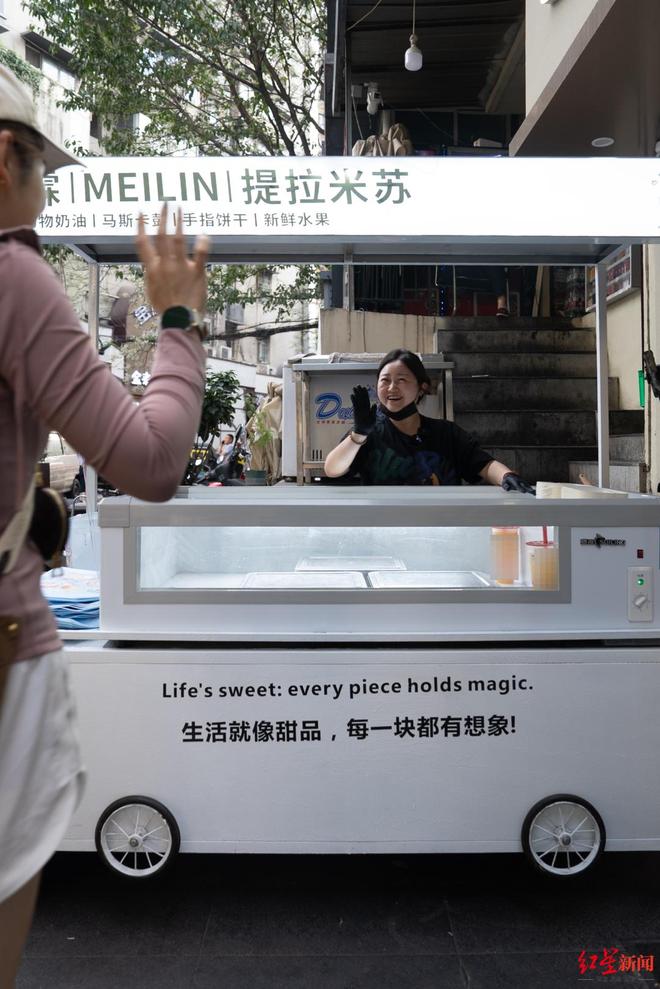 妈近况曝光！摆摊卖甜品想踏出重生第一步麻将胡了电子游戏“重庆姐弟坠亡案”妈(图3)