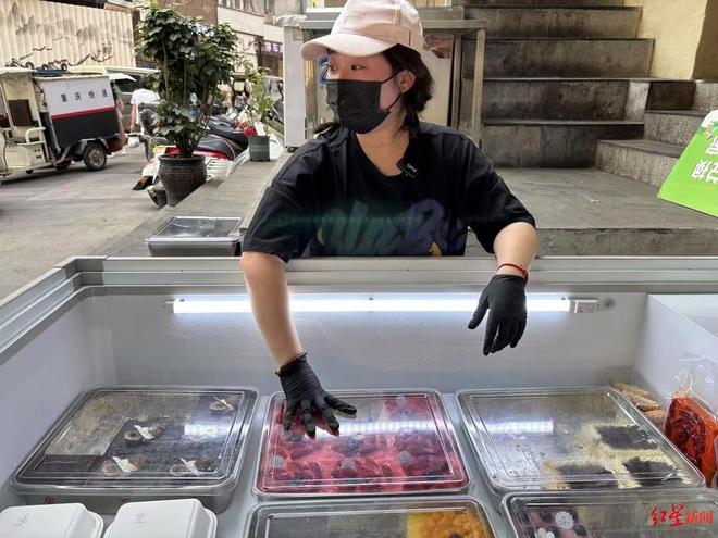 妈近况曝光！摆摊卖甜品想踏出重生第一步麻将胡了电子游戏“重庆姐弟坠亡案”妈(图10)